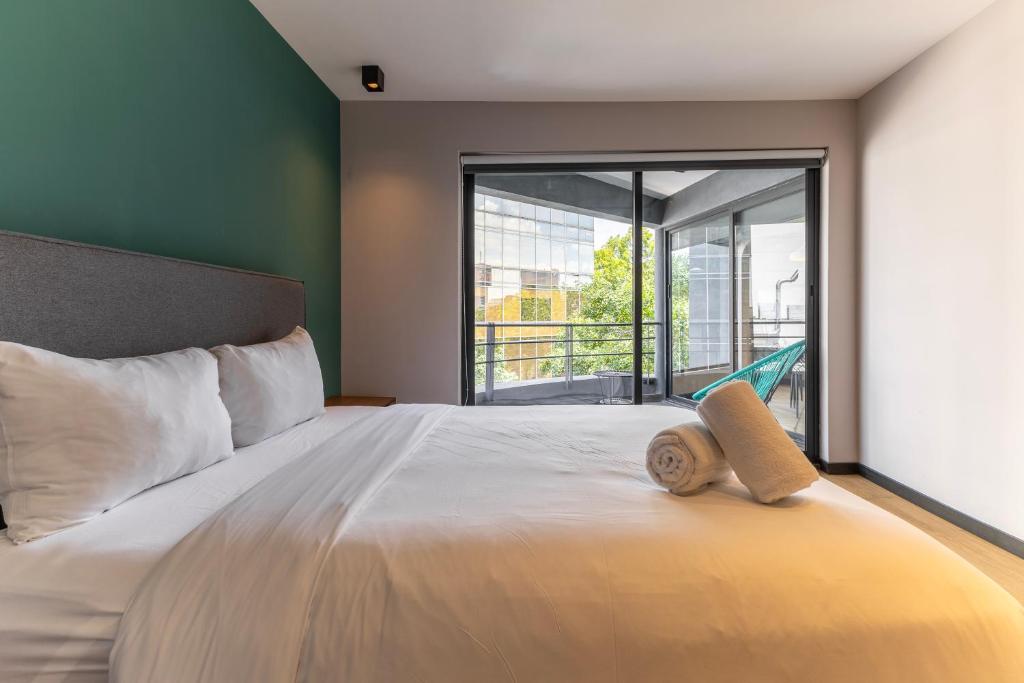 Capitalia Condesa Escandon: A Trendy Escape in the Heart of Mexico City – Discover the Vibe of this Modern Hotel